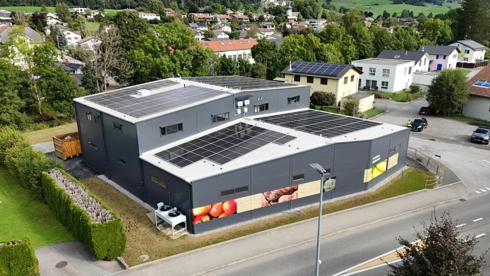 Belle surface commerciale brute de 208 m2 à louer à Courtelary