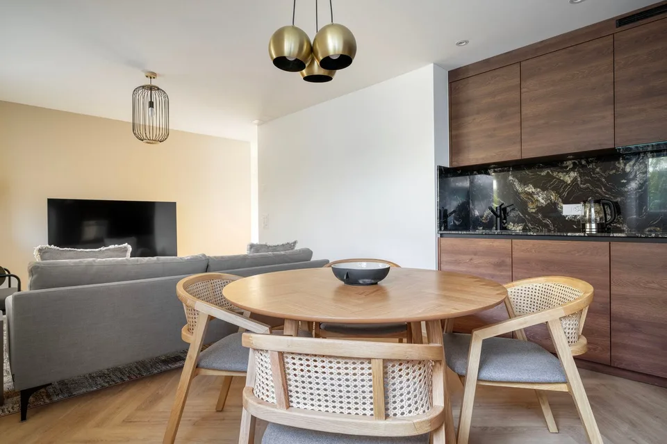 Trendy Wiedikon 2.5 locali con cantina + W/T, vicino al mercato, via Blueground