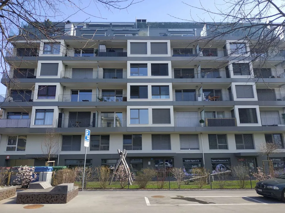 Places de parc intérieures doubles (pour deux véhicules l'un derrière l'autre) -  souterrain accessible uniquement par un ascenseur à voitures.