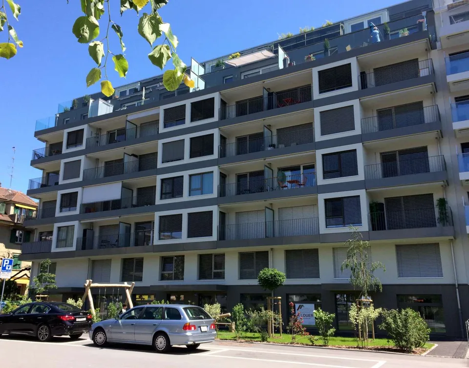 Places de parc intérieures doubles (pour deux véhicules l'un derrière l'autre) -  souterrain accessible uniquement par un ascenseur à voitures.