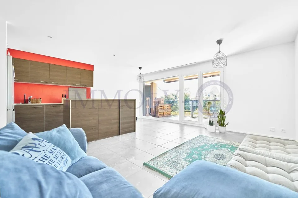 Contemporaneo e luminoso con balcone-terrazza
