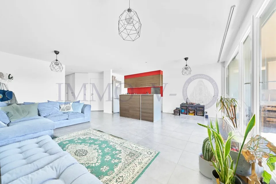 Contemporaneo e luminoso con balcone-terrazza