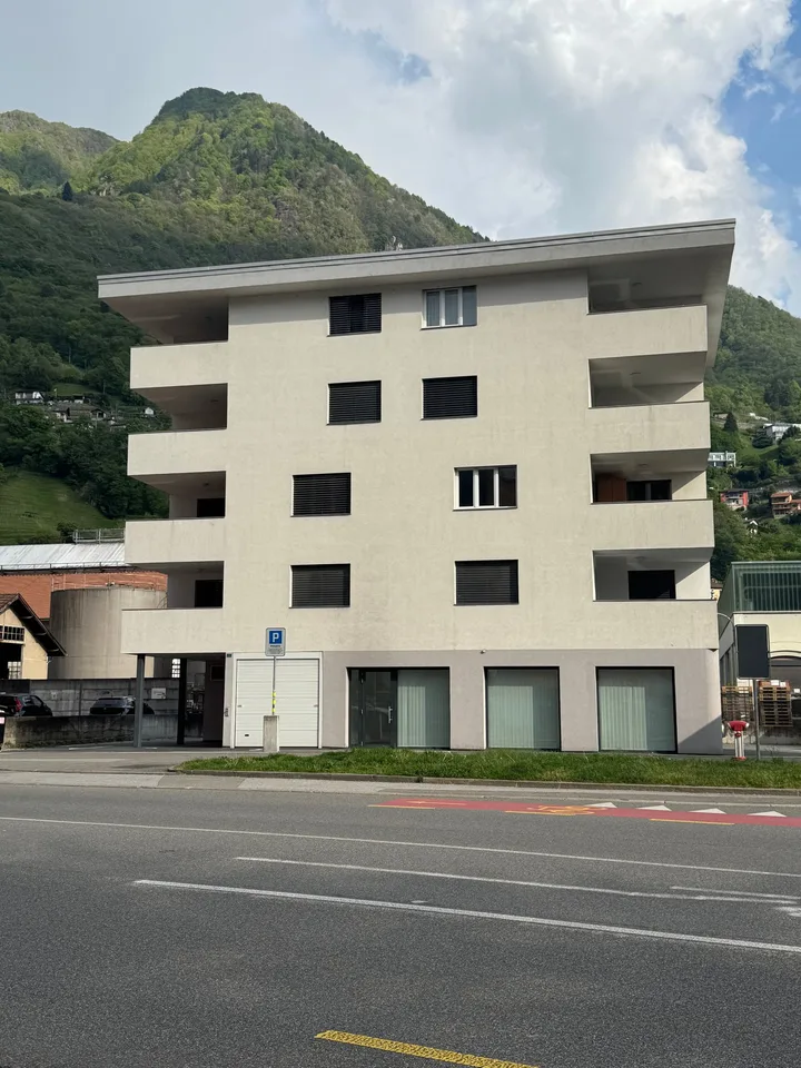 Bellinzona - affittasi luminoso locale commerciale al PT