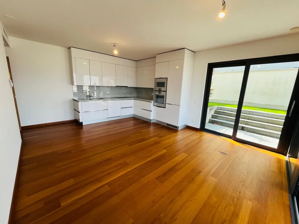 Appartement de 3,5 pièces avec jardin et vue sur le lac