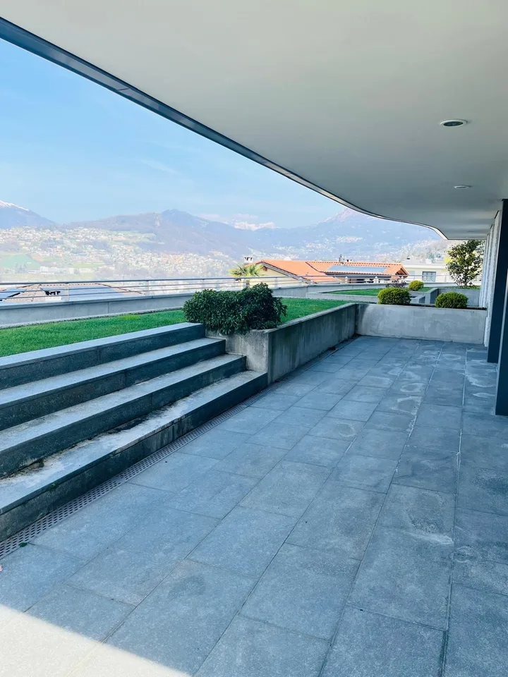Appartamento di 3.5 locali con giardino e vista lago