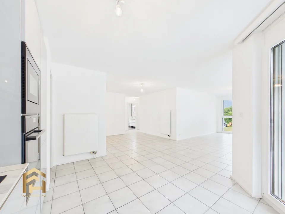 Helle 4.5 ZWG mit grossem Balkon, Bergblick und Garten