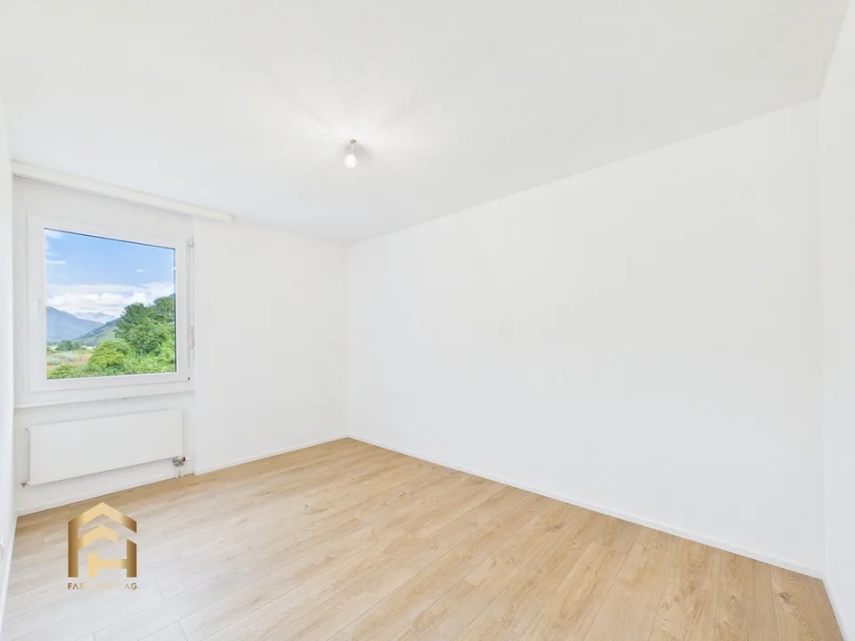 Appartamento luminoso 4.5 locali con ampio balcone, vista sulla montagna e giardino – foto 8 di 13