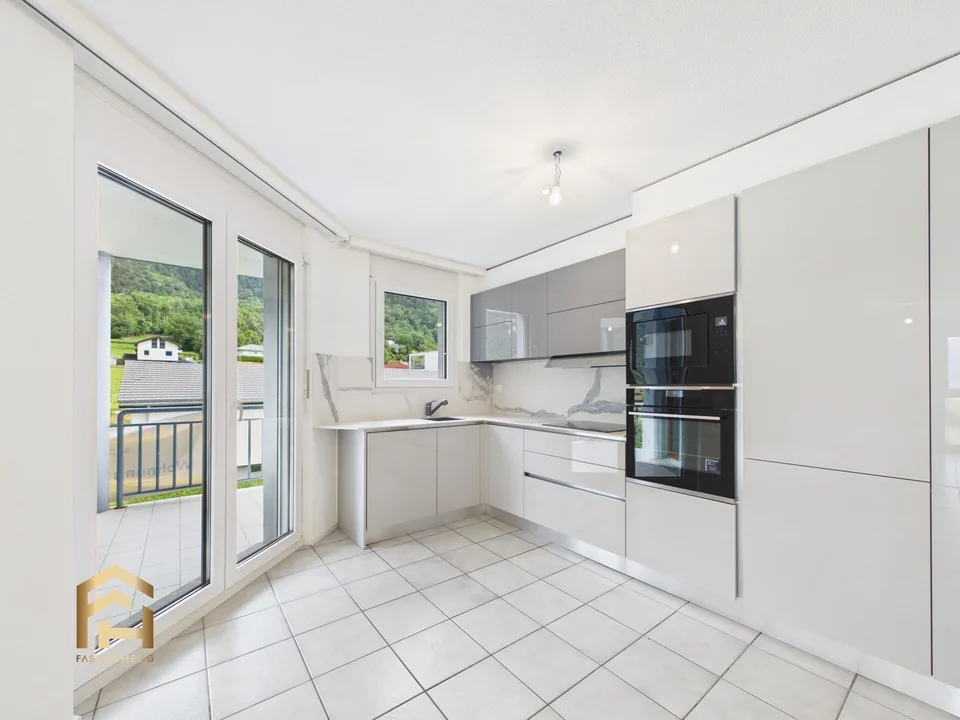 Helle 4.5 ZWG mit grossem Balkon, Bergblick und Garten