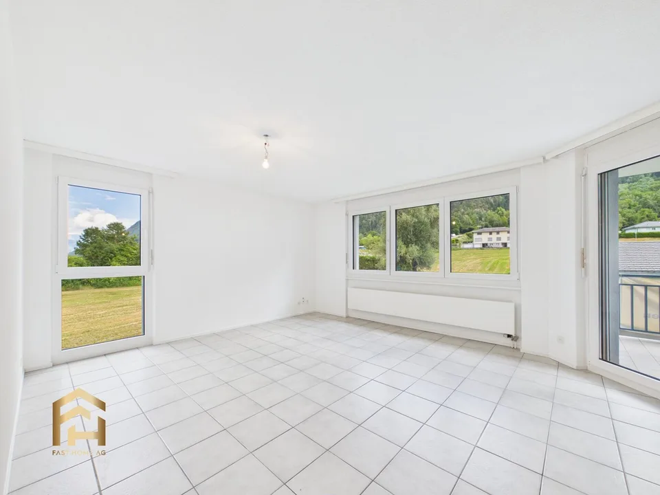 Helle 4.5 ZWG mit grossem Balkon, Bergblick und Garten