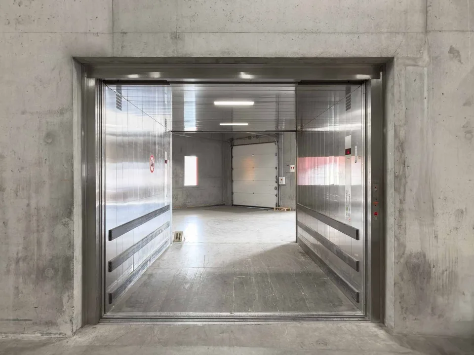 Magazzino Logistico - attrezzato con scaffalature - accesso a banchine di carico