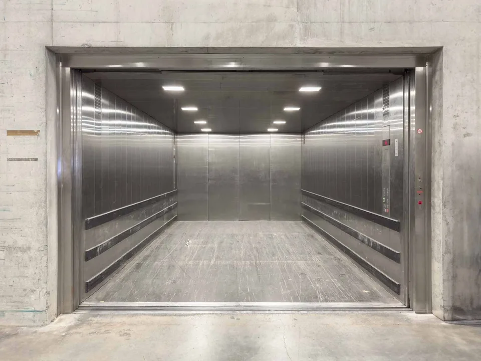 Magazzino Logistico - attrezzato con scaffalature - accesso a banchine di carico