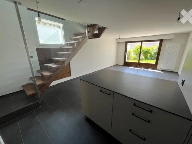 Affascinante appartamento a due piani di 3 locali in una zona tranquilla a Uetliburg SG