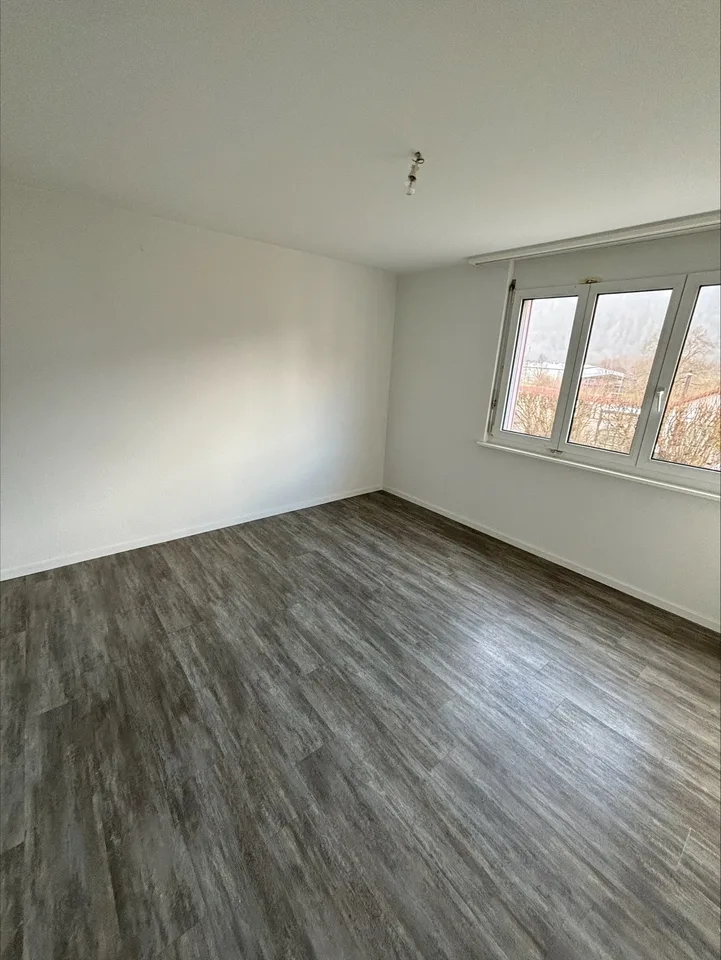 Affascinante appartamento di 3.5 locali con balcone a Fleurier