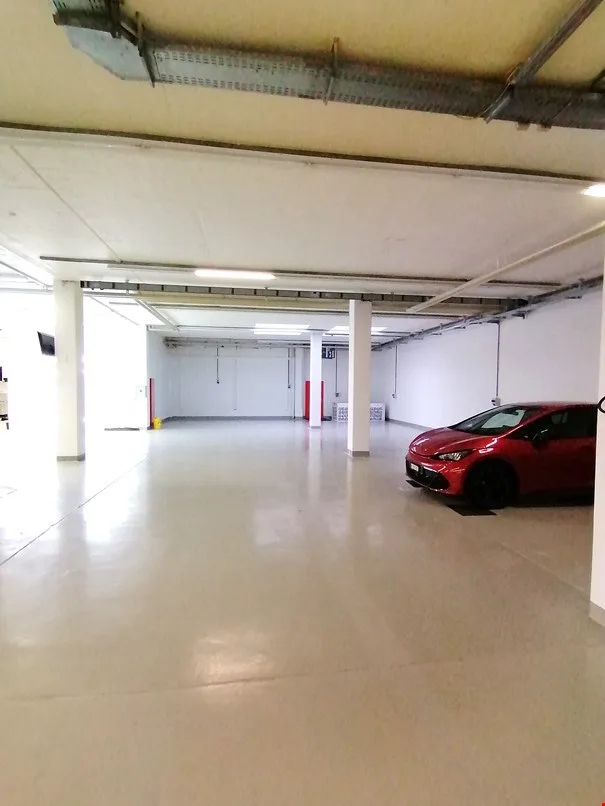 Spazio commerciale/industriale parzialmente costruito al piano terra, in una posizione ideale