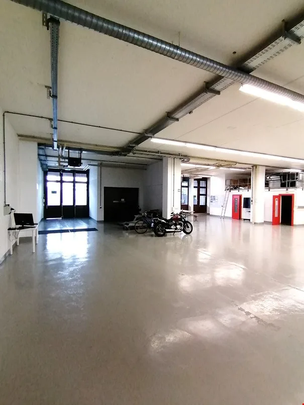 Spazio commerciale/industriale parzialmente costruito al piano terra, in una posizione ideale