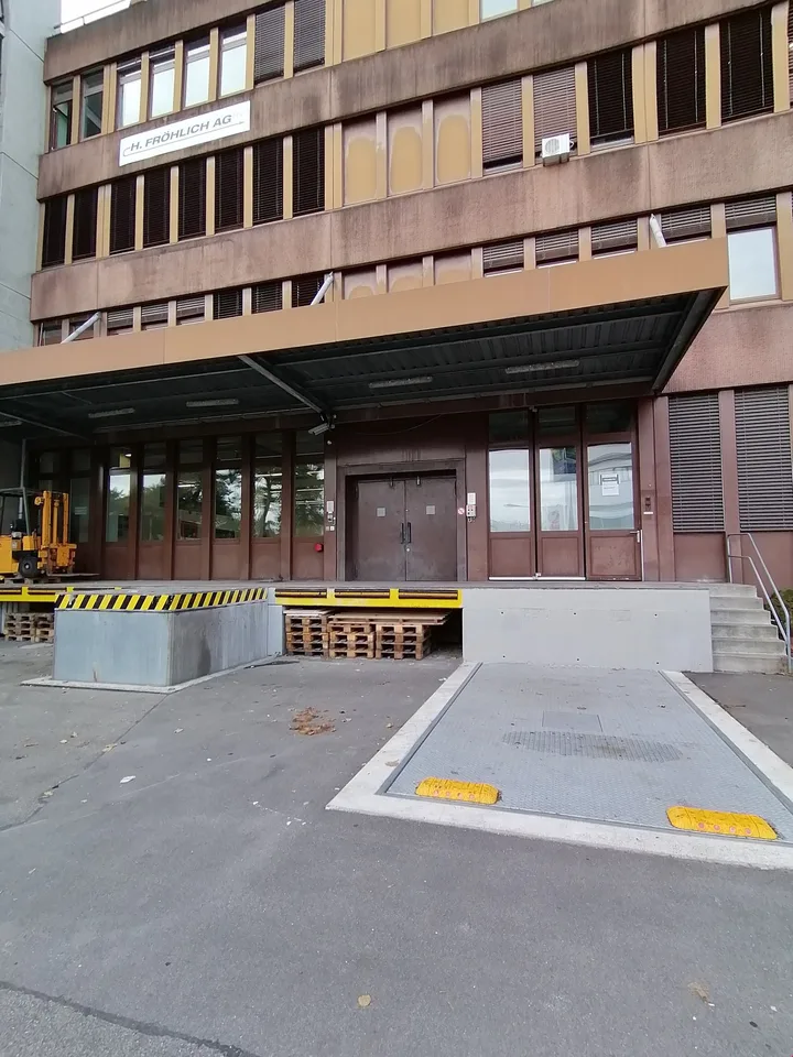 Spazio commerciale/industriale parzialmente costruito al piano terra, in una posizione ideale