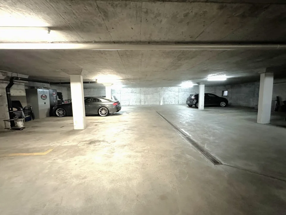 Tiefgaragenparkplatz im Herzen des Dorfes