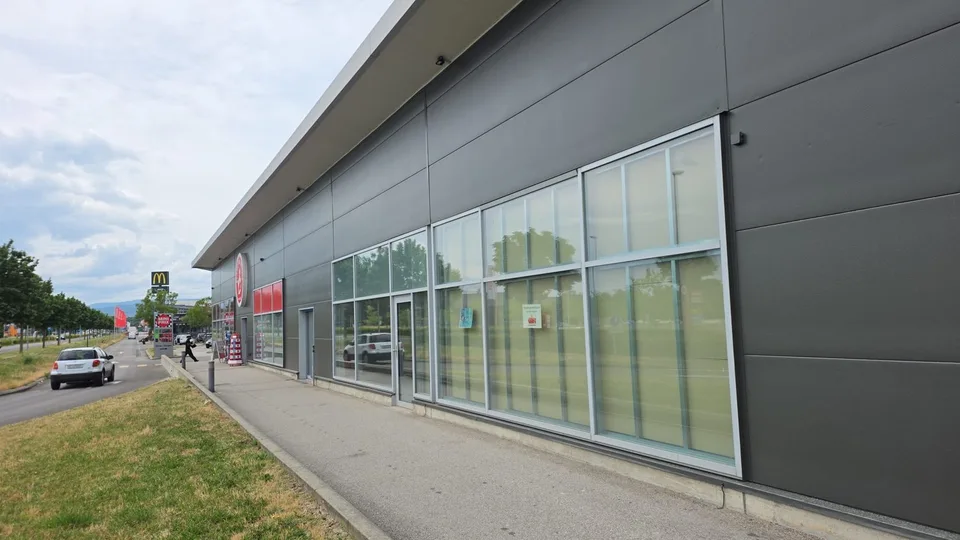A Louer : Surface Commerciale à Etoy – Emplacement Stratégique