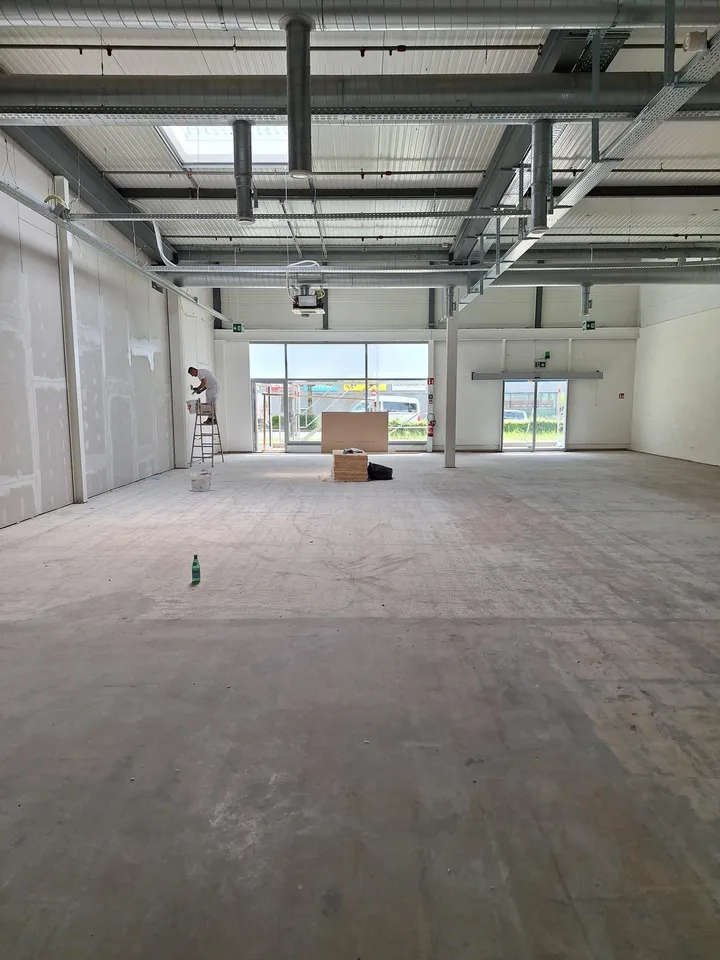 In Affitto: Spazio Commerciale a Etoy – Posizione Strategica