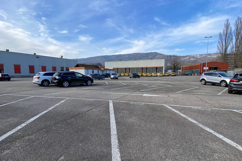 Parkplätze auf dem SAFED-Gelände
