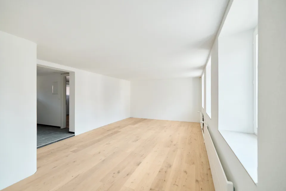 HELLE UND ZEITGEMÄSSE 2.5-ZIMMER-ERDGESCHOSSWOHNUNG