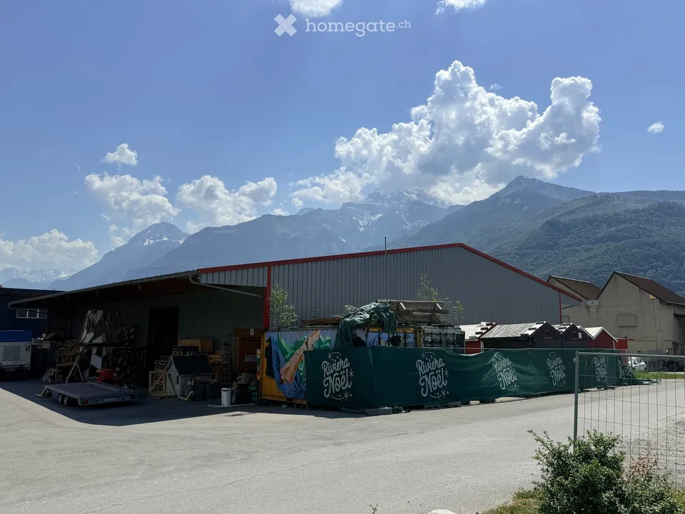 Dépôt / atelier de 1'054 m² avec grand terrain et accès poids lourds