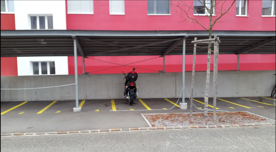 Motorrad-Aussenparkplätze an zentraler Lage in Windisch zu vermieten