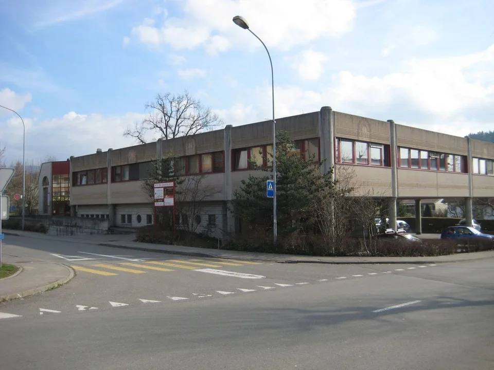 Marly, locaux commerciaux à louer au rez-de-chaussée - idéal pour un dépôt - atelier - club de sport