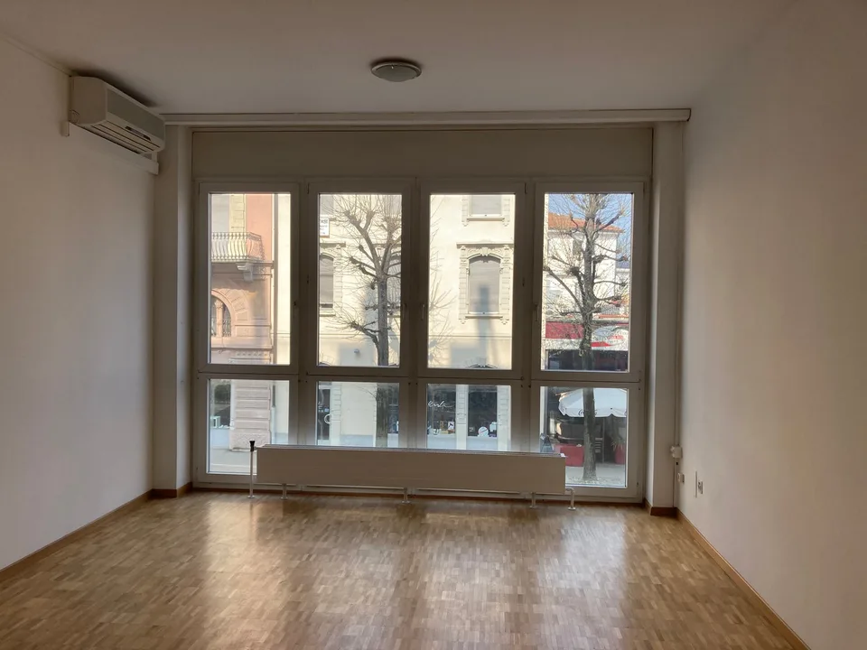 Helle Gewerbeflächen zur Miete im ersten Stock in optimaler zentraler Lage in Chiasso