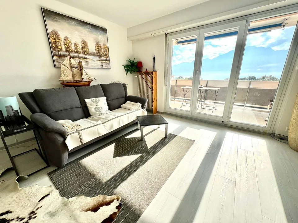 Bello arredato a breve termine 2,5 locali / 1 camera da letto / Balcone con vista lago