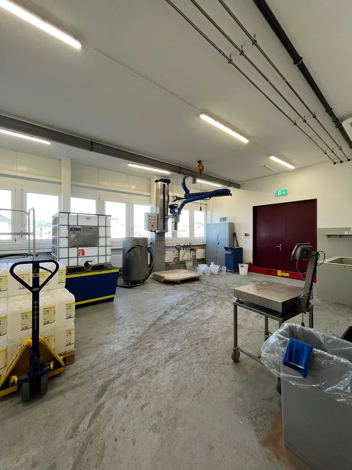 Moderne Industriehalle mit vielseitigen Nutzungsmöglichkeiten in Brugg – Foto 15 von 17