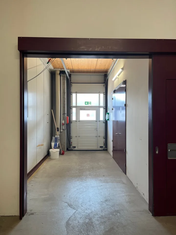 Moderne Industriehalle mit vielseitigen Nutzungsmöglichkeiten in Brugg – Foto 13 von 17