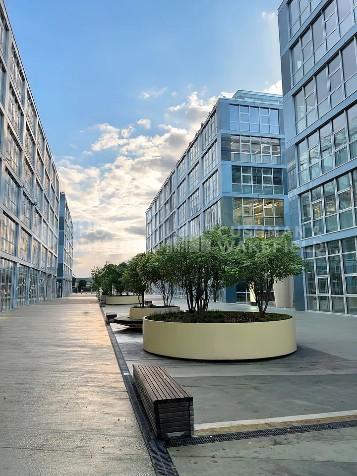 Belles surfaces industrielles et artisanales de 498 m² et 812 m² situées au rez-de-chaussée