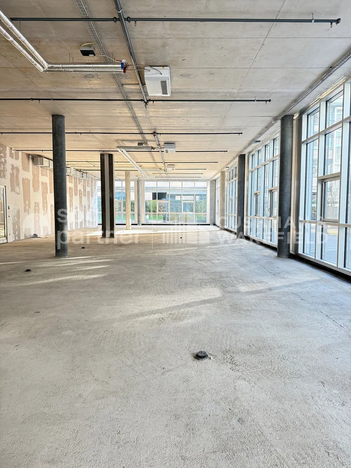 Belles surfaces industrielles et artisanales de 498 m² et 812 m² situées au rez-de-chaussée