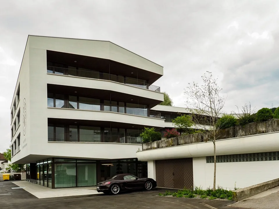 Einstellhallenplatz sowie E-Parkplatz zu vermieten