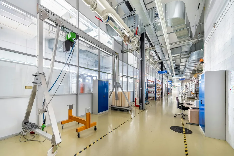 Votre site de production avec haute salle, grandes portes, forte charge au sol