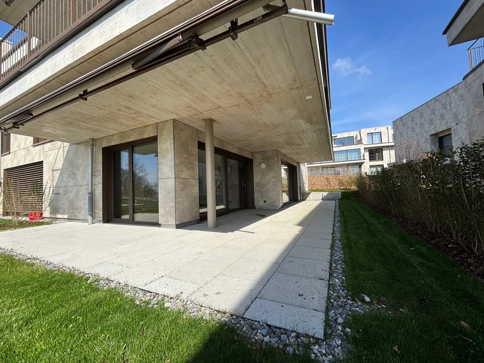 Appartamento giardino nuovo di 3,5 locali con giardino e vista sul lago di Zug