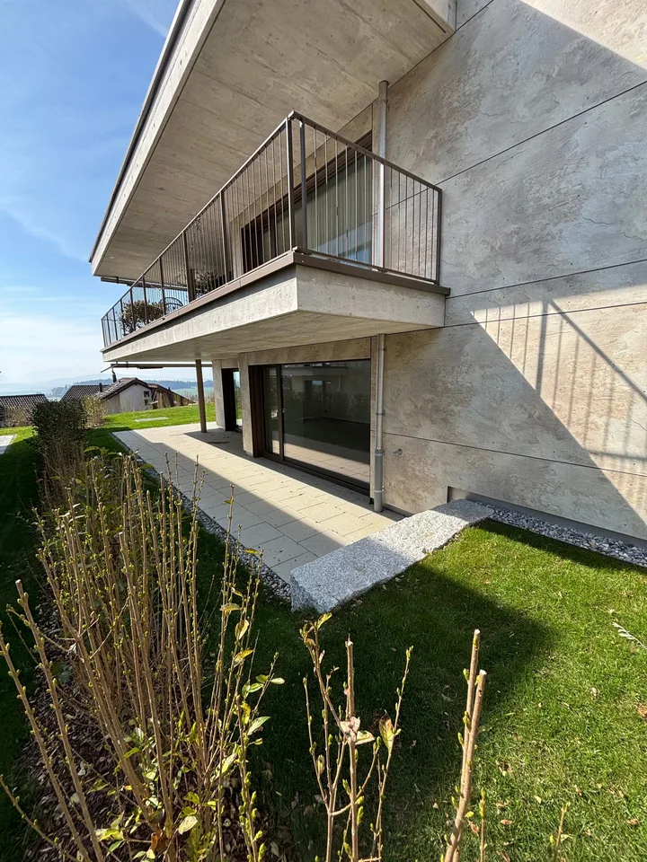 Appartamento giardino nuovo di 3,5 locali con giardino e vista sul lago di Zug