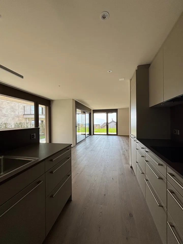 Appartamento giardino nuovo di 3,5 locali con giardino e vista sul lago di Zug