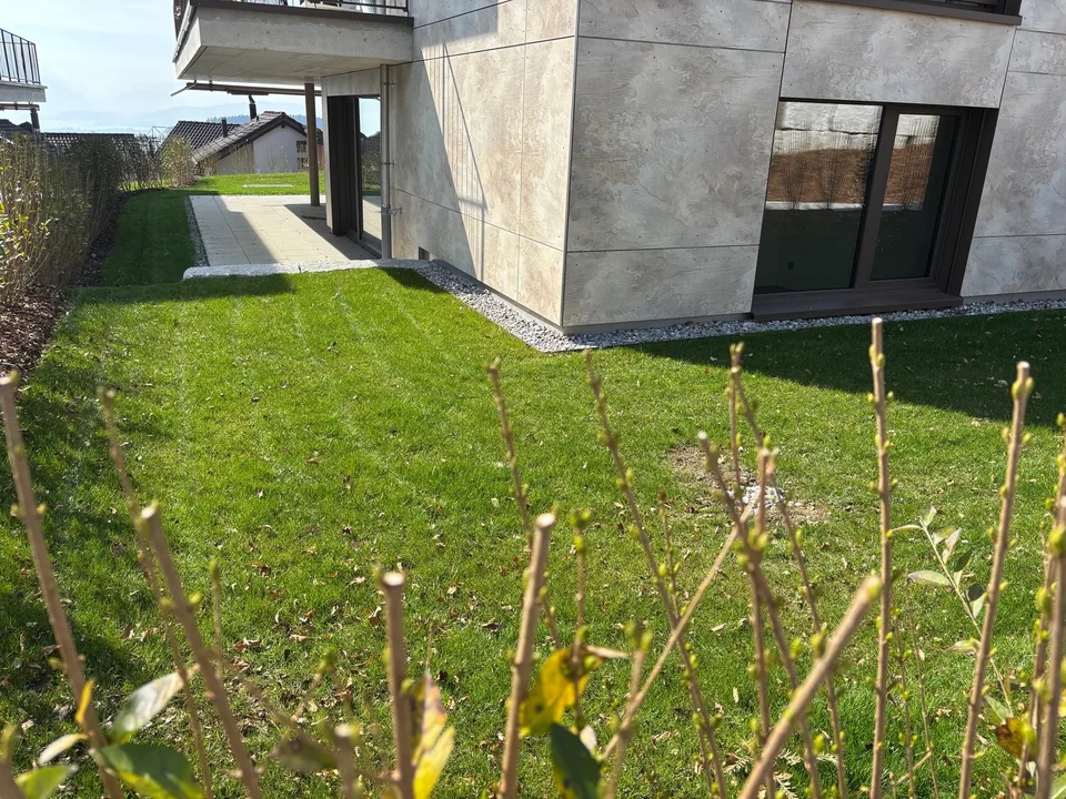 Appartamento giardino nuovo di 3,5 locali con giardino e vista sul lago di Zug