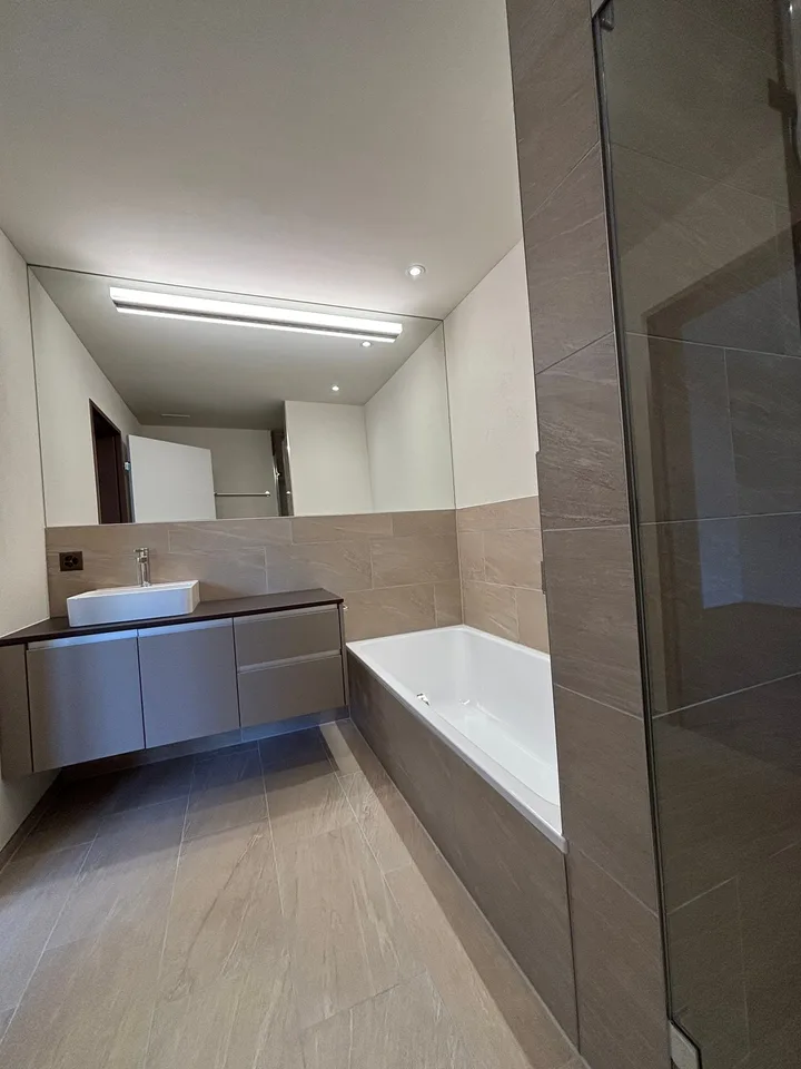 Neubau 3.5 Zimmer-Garten-Wohnung mit Garten und Blick auf den Zugersee – photo 17 of 20