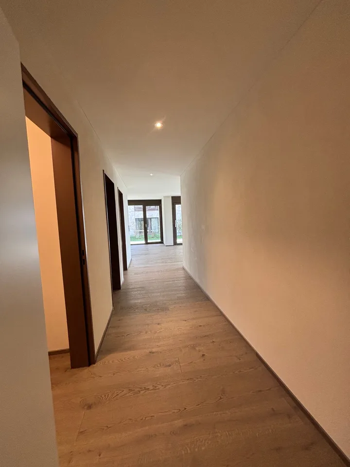 Neubau 3.5 Zimmer-Garten-Wohnung mit Garten und Blick auf den Zugersee – photo 19 of 20