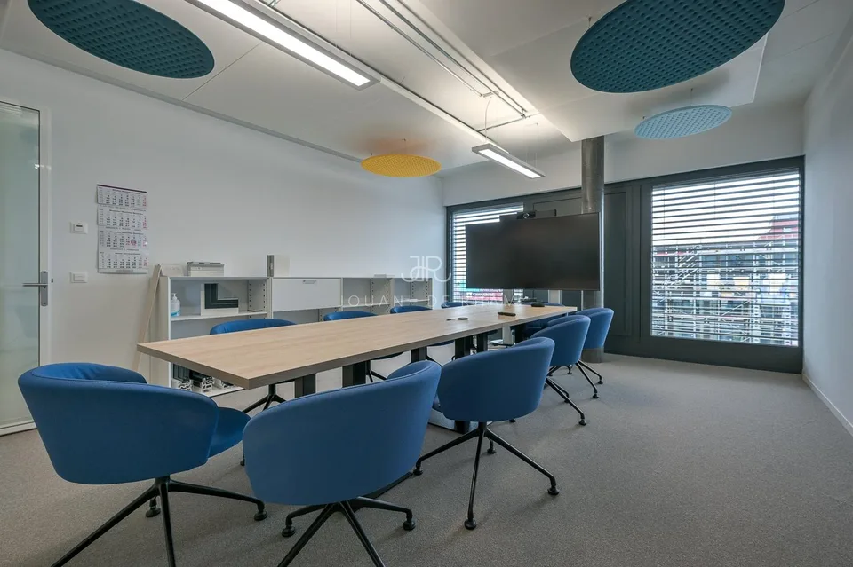 700 m2 di uffici in affitto in un edificio moderno