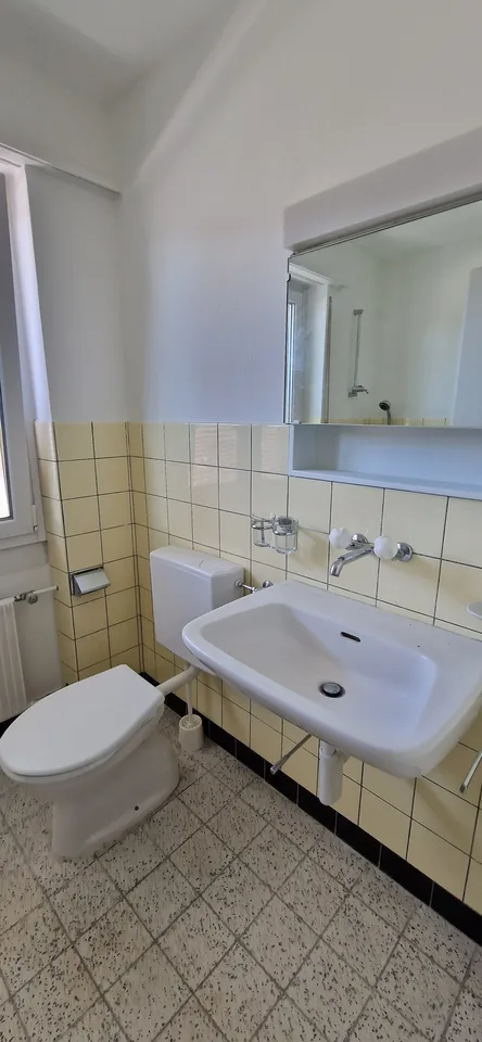 Appartamento di 4,5 locali in parte ristrutturato vicino alla piazza del villaggio