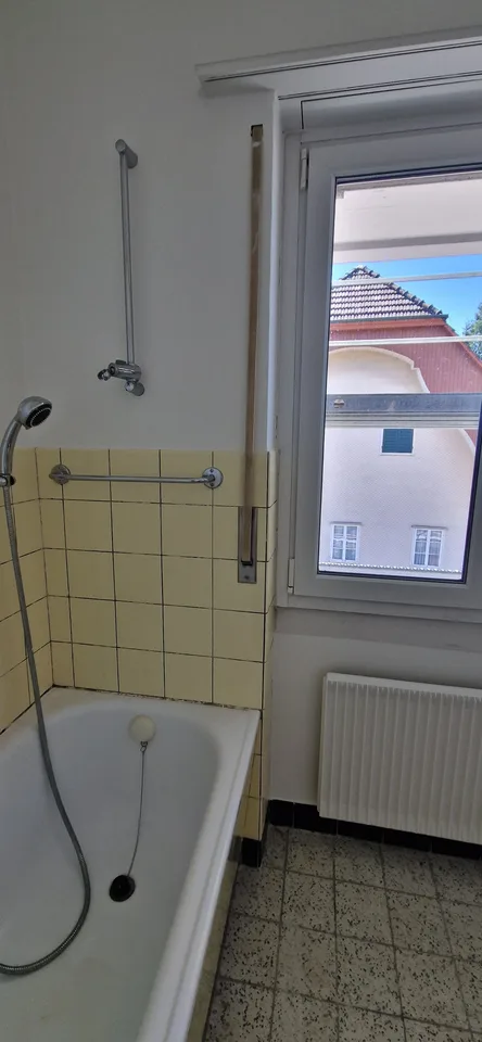 Appartamento di 4,5 locali in parte ristrutturato vicino alla piazza del villaggio