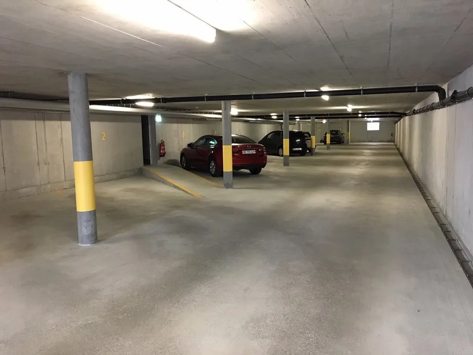 Place de garage dans le quartier Stiglimat à louer
