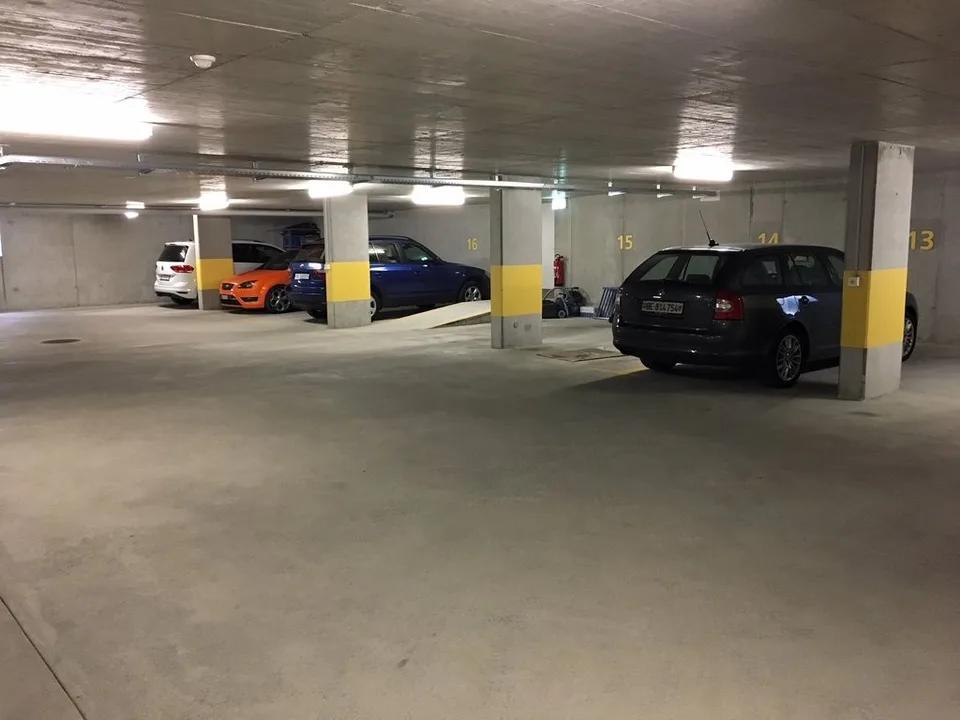 Place de garage dans le quartier Stiglimat à louer