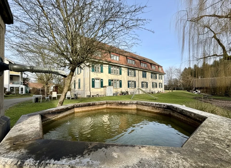 Einstellhallenplätze und Rollerparkplätze zu vermieten