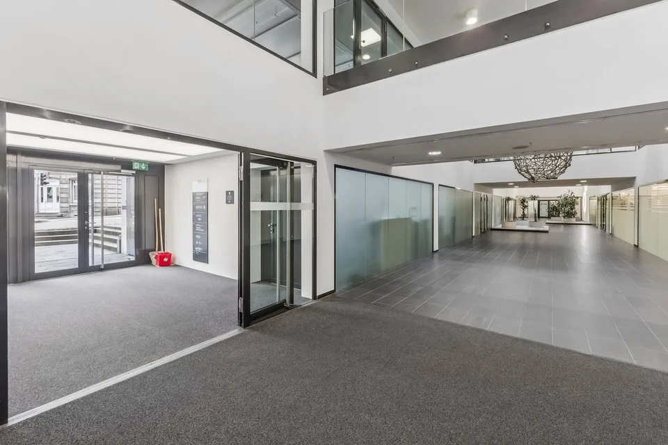 Spazio ufficio al piano terra in un edificio commerciale rappresentativo