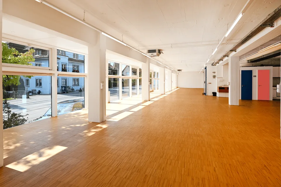 SHOWROOM / ESPACE DE BUREAU AU REZ-DE-CHAUSSEE AVEC POTENTIEL